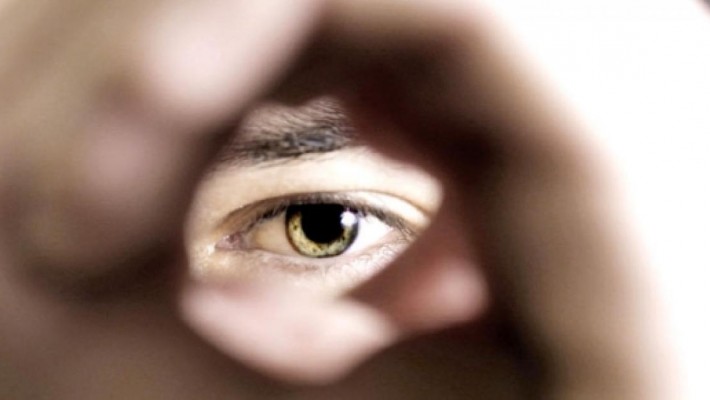 I reati del voyeur: cosa rischia il guardone? I reati del voyeur: cosa rischia il guardone?
