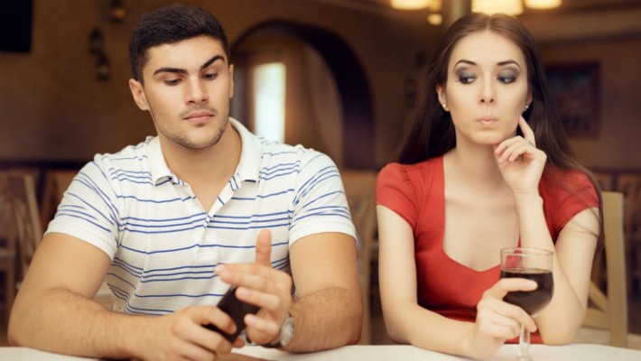 “Micro-cheating”. Quando si tradisce ma solo un po’ “Micro-cheating”. Quando si tradisce ma solo un po’