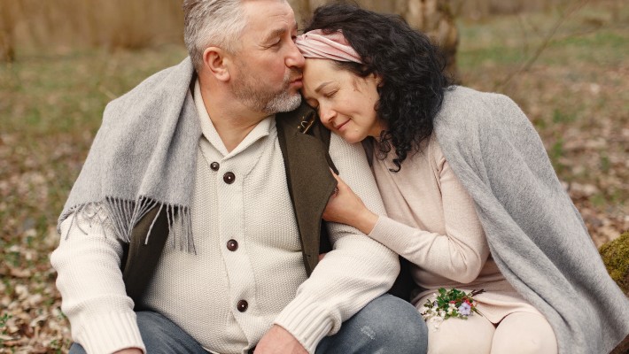 I benefici del sesso dopo i 50: dagli ormoni alla spiritualità I benefici del sesso dopo i 50: dagli ormoni alla spiritualità
