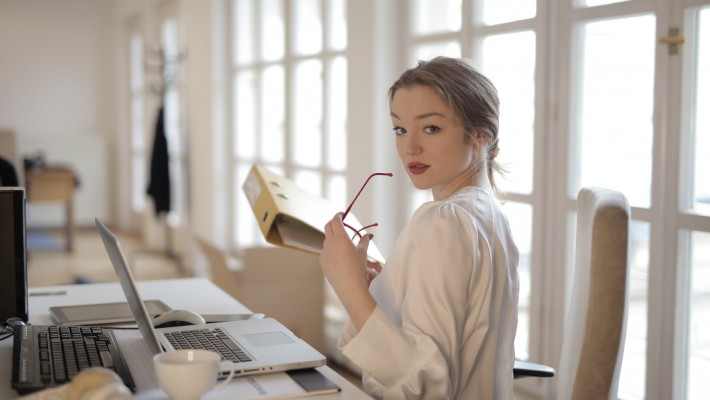 Flirtare sul lavoro fa bene alla salute? Flirtare sul lavoro fa bene alla salute?